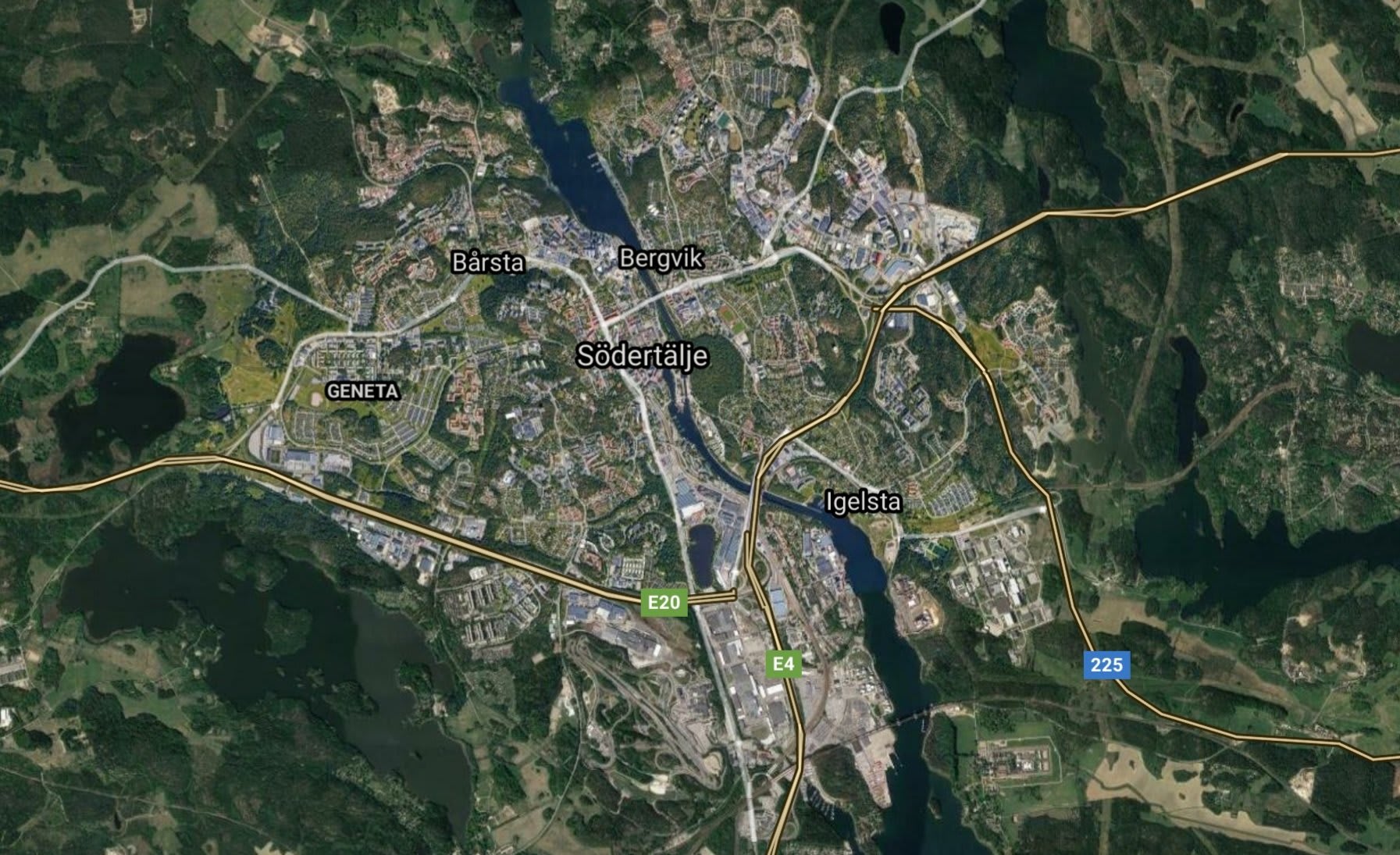 Satellitkarta över Södertälje med omgivande skogar, sjöar och vägarna E4, E20 och 225 markerade.